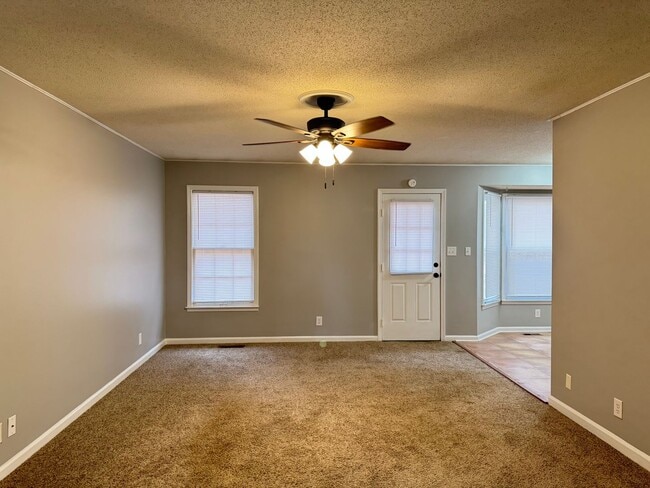 Building Photo - Charming 3 bd/2 ba with Basement!! Home Near Ft Campbell!