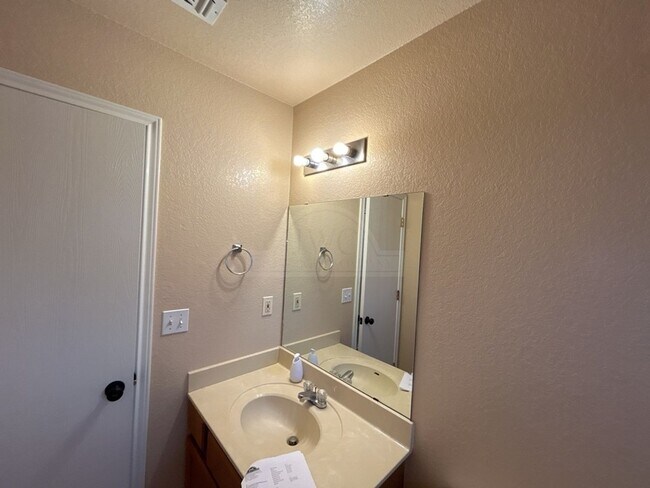 Building Photo - 2505 Southwood Dr