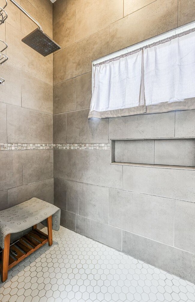 Building Photo - We have a beautiful home fully furnished with 4 bedroom-2 baths