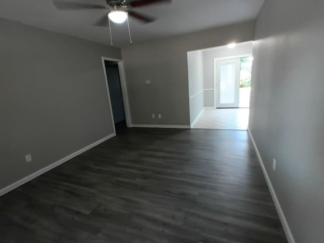 Building Photo - Wonderful Kitchen! New flooring!