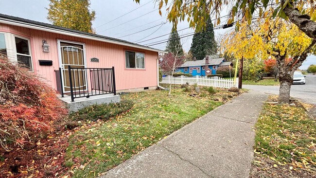 Building Photo - Now Offering Half Month Free! Charming 2BD...