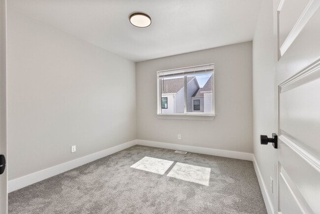 Building Photo - Awesome end unit 3 Bed 2.5 Bath townhome i...
