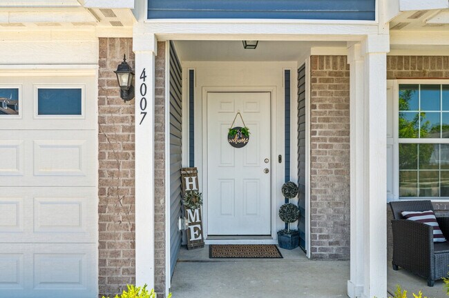 Building Photo - 4007 Woodview Dr