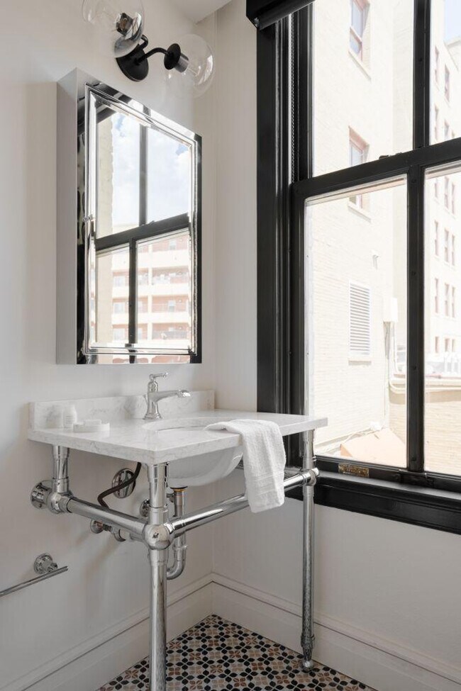 Building Photo - 505 E Travis St