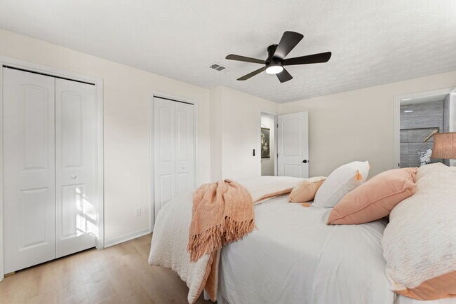 Building Photo - Orange Park 4 Bedroom Home With Upgraded Features Throughout