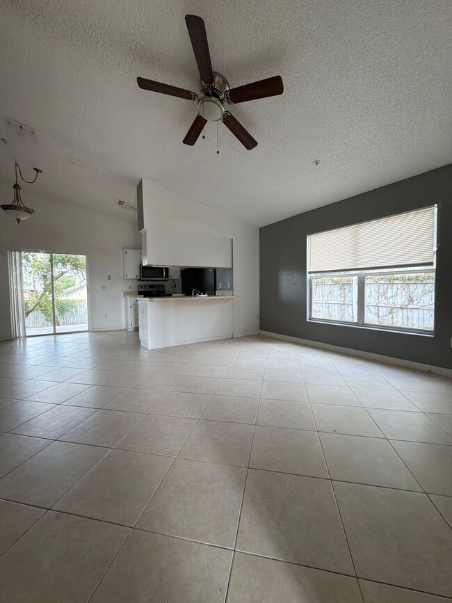 Building Photo - 13855 Glasser Ave