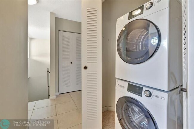Building Photo - 6715 Via Regina