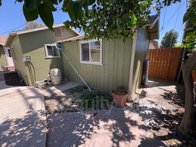 Building Photo - 1085 E Academy Ave