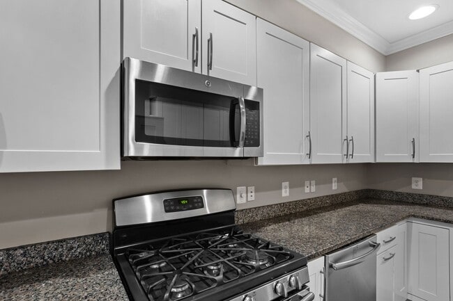 Building Photo - Upper Fells Point Townhouse - 3+ Bedrooms,...