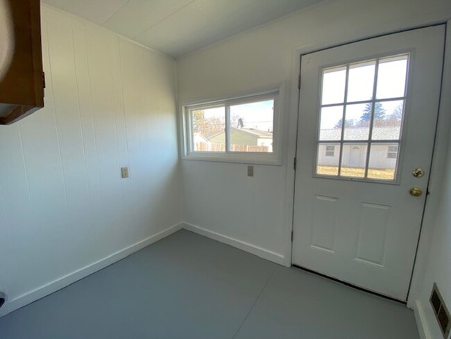 Building Photo - 3 Bedroom 1.5 Bathroom Unit Available in U...