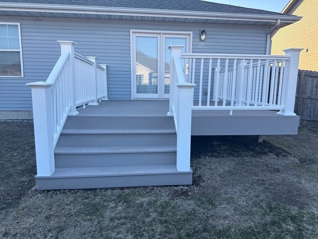 Building Photo - Newly renovated west side duplex with full basement!