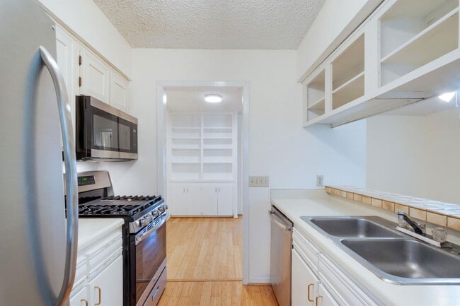 Building Photo - 1240 Barton Hills Dr