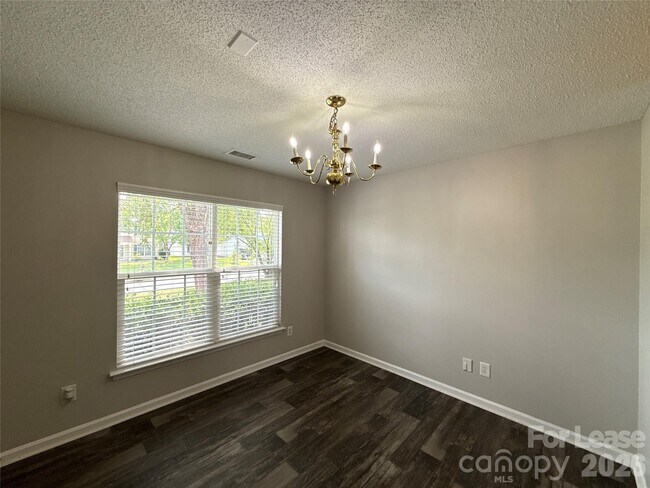 Building Photo - 1032 Meadowbrook Ln SW