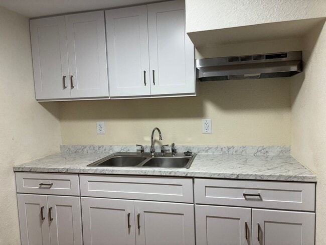 Building Photo - 4 Bedroom 3 Bath Home in Kill Devil Hills Available for Yearly Lease