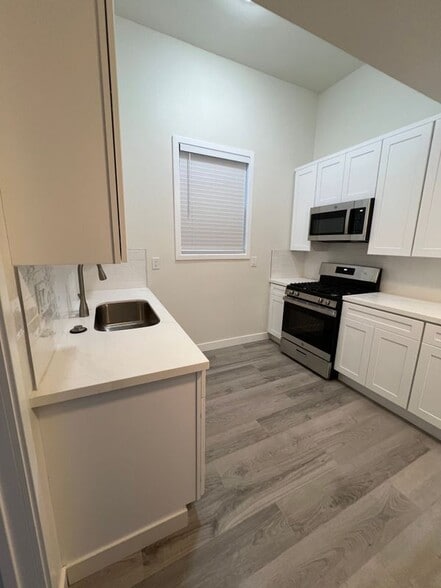 Building Photo - 617 W 76th St