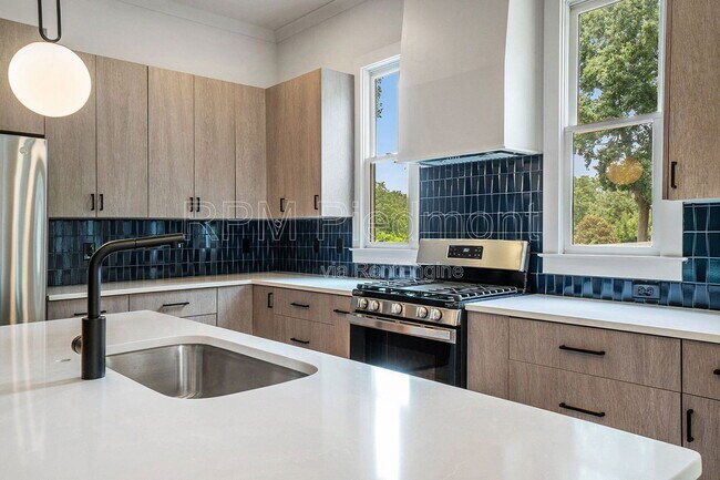 Building Photo - 1081 Hill St SE