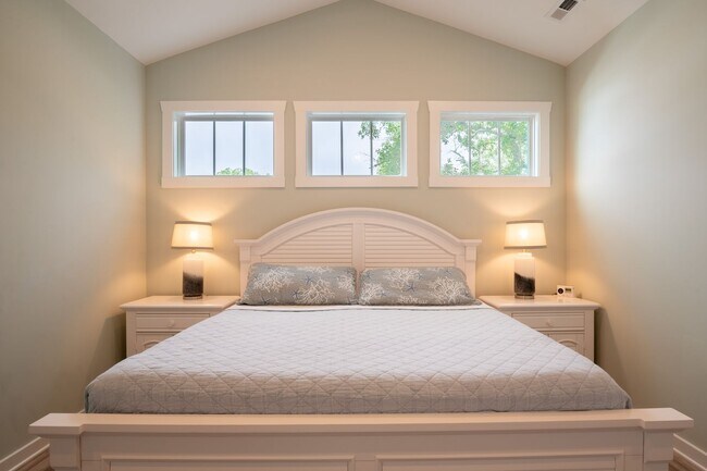 Building Photo - NEW, CLEAN OFF-SEASON RENTAL NOVEMBER THROUGH MID-MAY