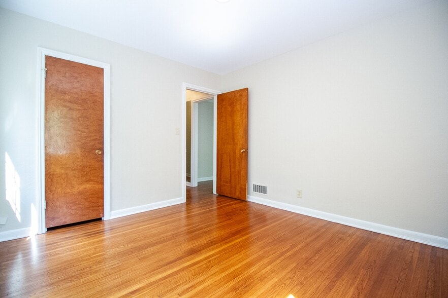 Building Photo - 2424 Lambert Dr