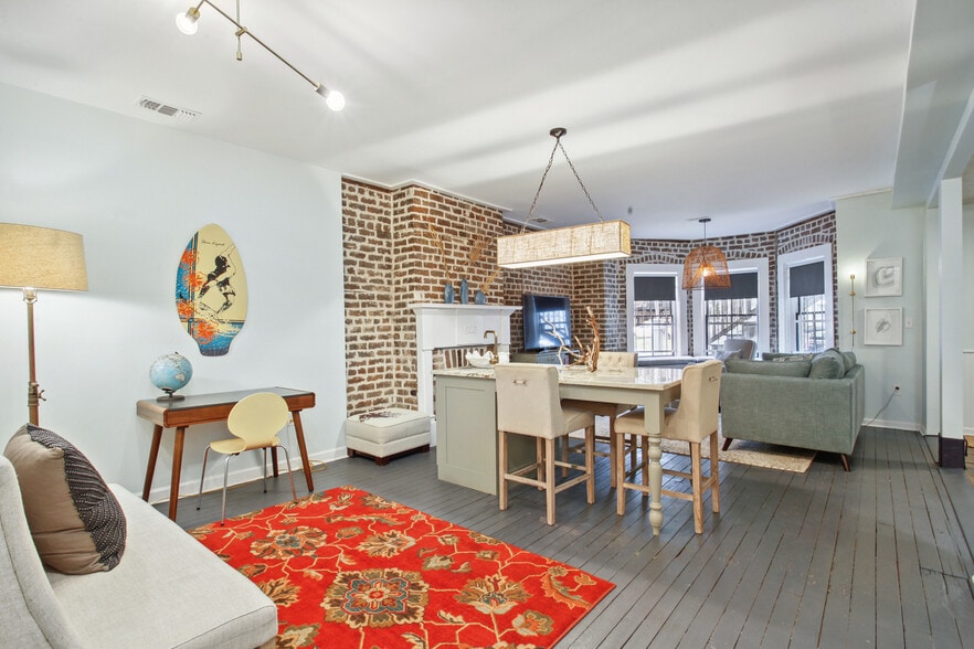 Building Photo - 208B W Hall St