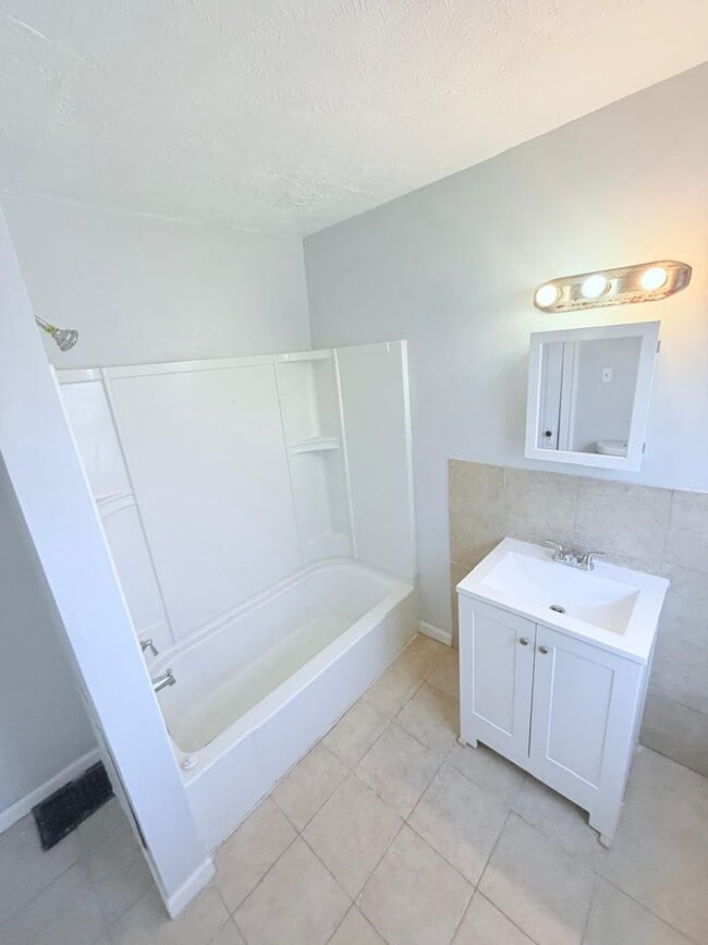 Building Photo - Spacious 4-Bedroom Single-Family Home with 2-Car Garage in Cleveland Heights