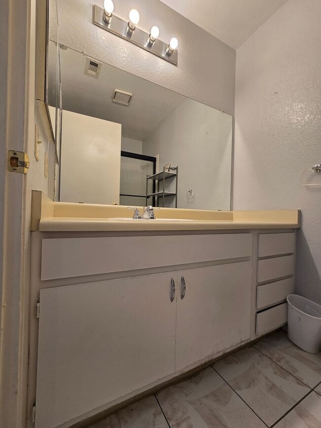 Building Photo - A Fabulous 2 Bed, 2 Bath, 1 Car Attached G...