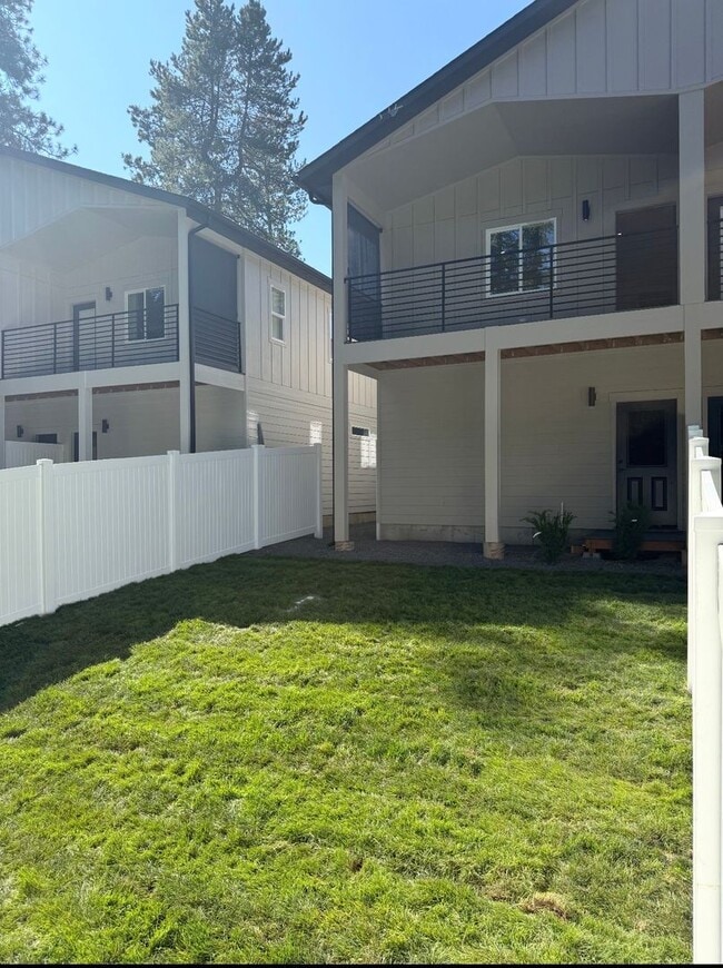 Building Photo - CDA Duplex with a 1200 sq ft Garage!