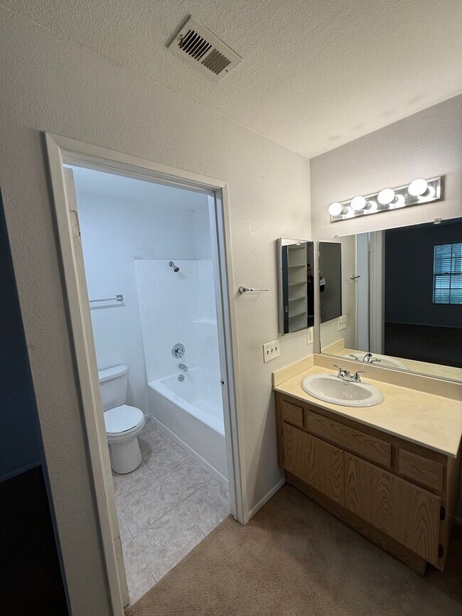 Building Photo - 1 Bed, 1 Bath Condo - Fireplace + Private ...