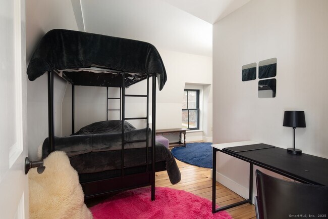 Building Photo - 31 Sharon Rd