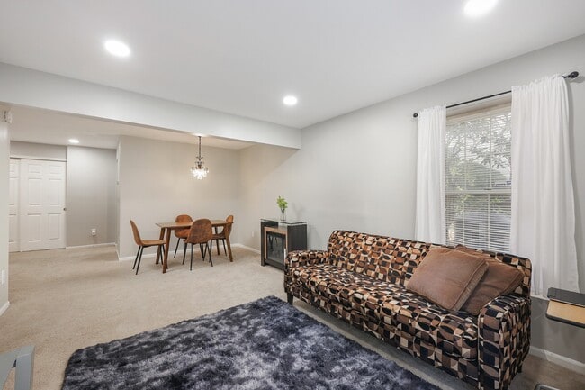 Building Photo - 91 Jamestown Rd