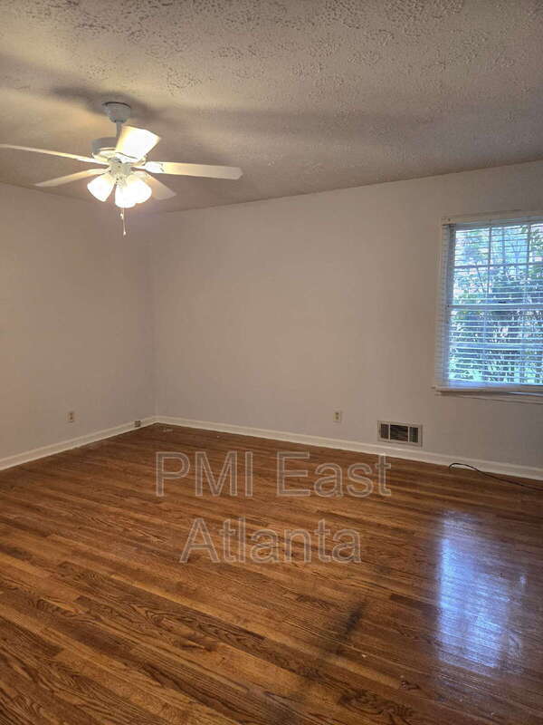 Building Photo - 3622 Kings Park Way