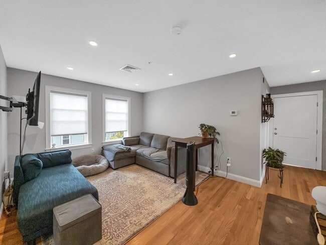 Building Photo - 19 Iona St