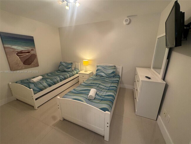 Building Photo - 5161 Collins Ave