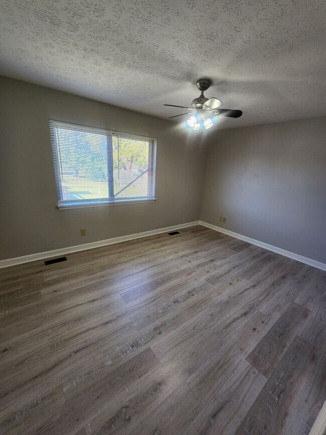 Building Photo - Lovely 4 bedroom 2 full bath bi-level home with large garage