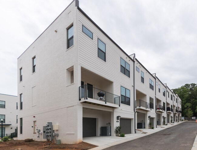 Building Photo - Immaculate, new 3BR/3.5BA townhome in The Maxwell community in Alpharetta GA.