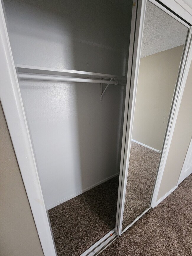 Building Photo - 3 bed 2 bath, 2 story townhome, 2 car garage