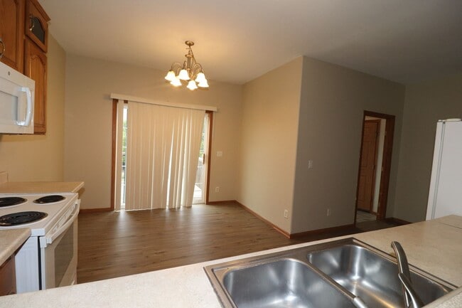 Building Photo - Spacious Town House for Rent