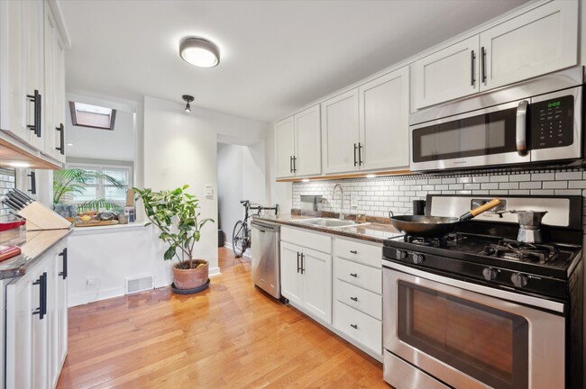 Kitchen 3 - 923 N Lawrence St