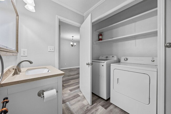 Building Photo - Charming 2-Bedroom Condo Near the Beach