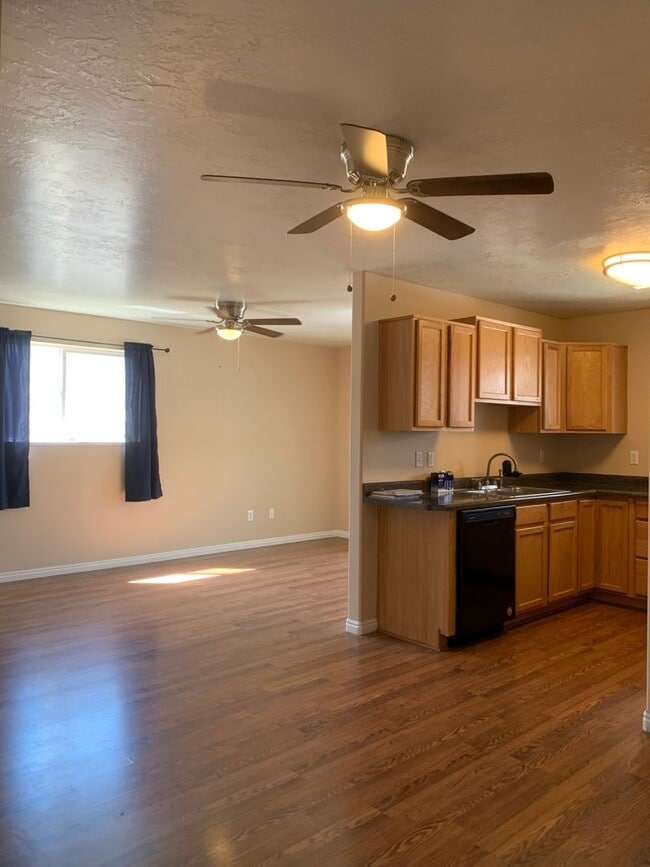 Building Photo - Must See! $800 in Rent Credit Upon Move In! 2 Bed 1 Bath Condo for Rent in Ogden