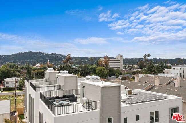 Building Photo - 10742 Hortense St