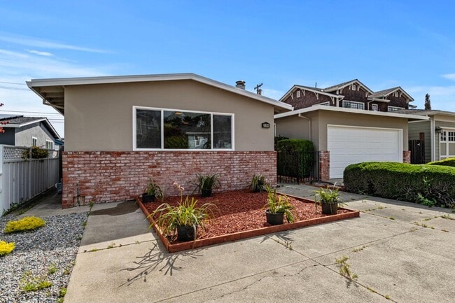 Building Photo - 526 Redwood Ave