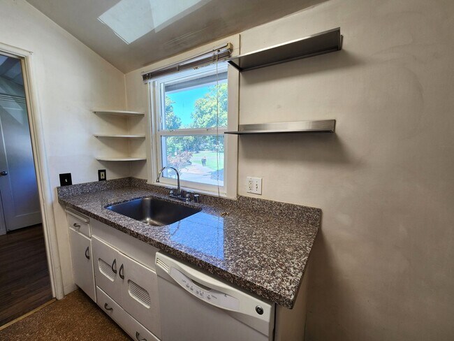 Building Photo - Spacious One bedroom with In-unit Laundry Available April 5th.