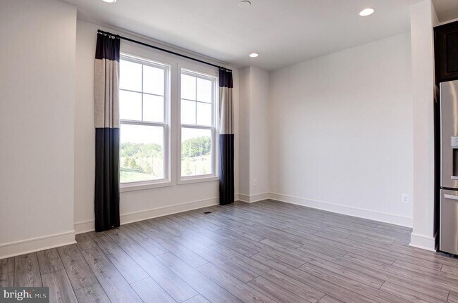 Building Photo - 135 Wake Robin Ct
