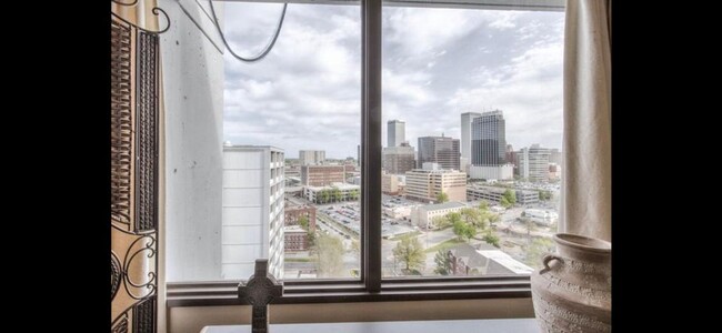 Building Photo - Top Floor 1 Bed High-Rise Condo! Parking I...