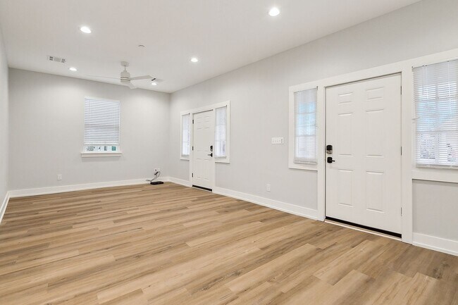 Building Photo - Spacious 3 Bedroom, 2 Bath Apartment with Modern Appliances