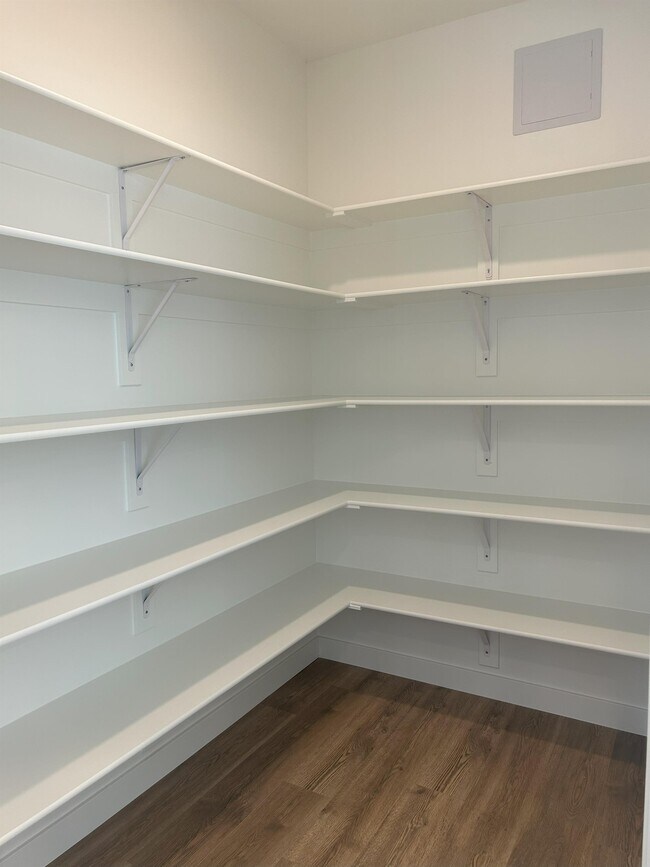 Building Photo - 613 N Pear Dr