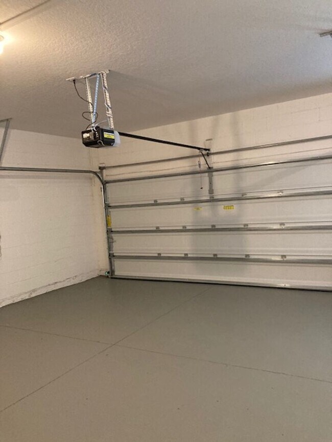 Building Photo - Like New 3 bedroom + den with French doors, screened in porch and Fenced yard and much more...