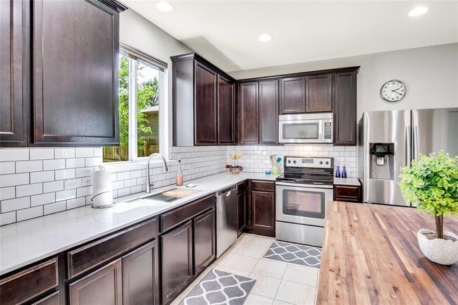 Building Photo - 9505 Southwick Dr