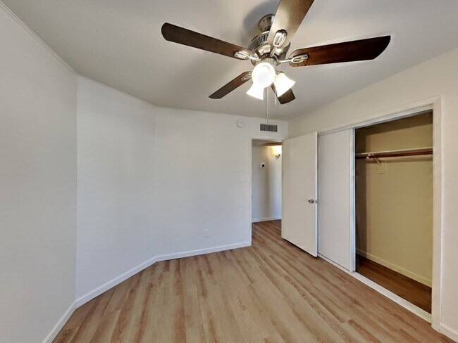Building Photo - 421 E Encinas Ave