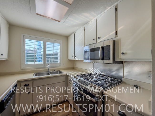 Building Photo - Lovely Upgraded Roseville 3 Bed Townhome